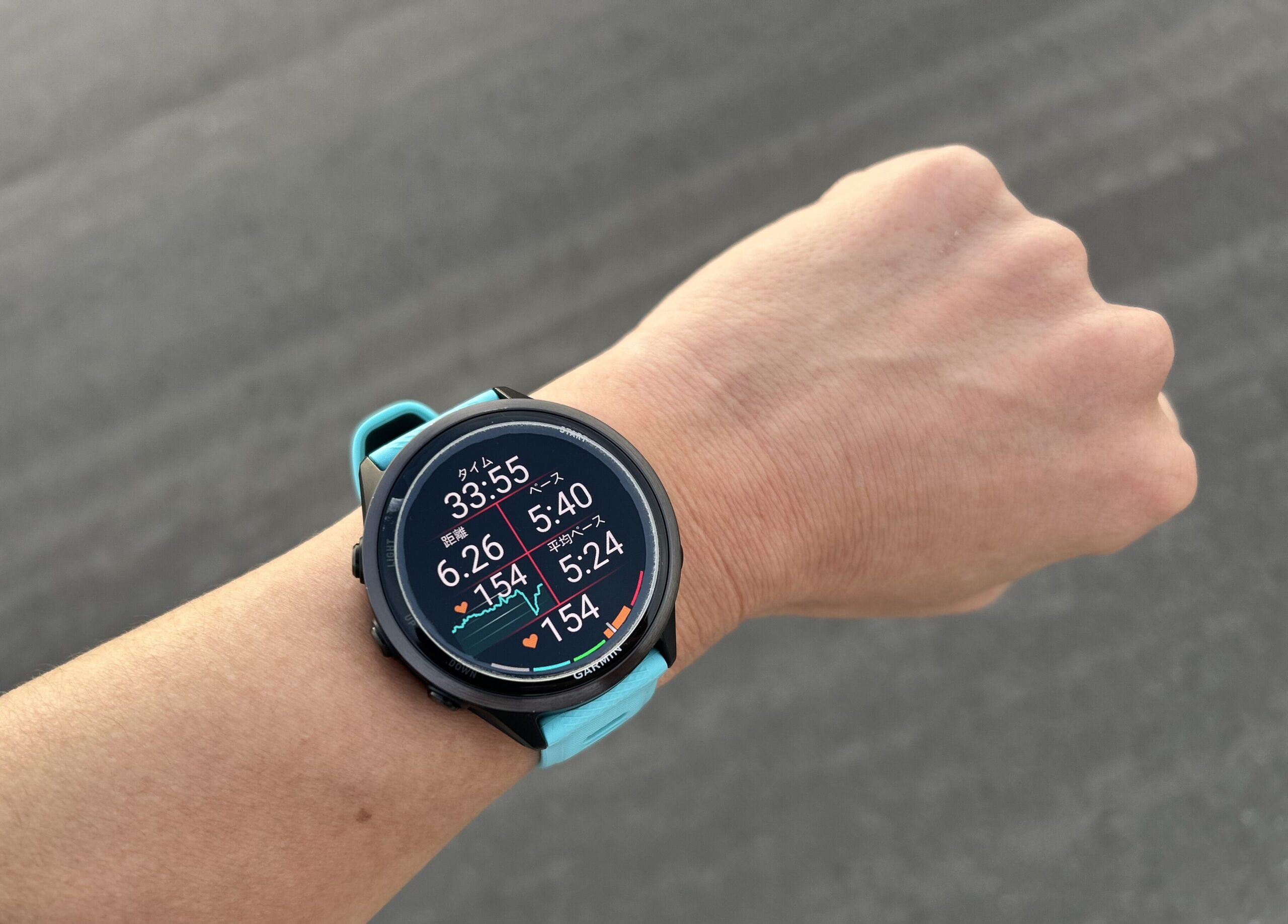 ランニング中に手首へGarmin 570を装着して使用している様子