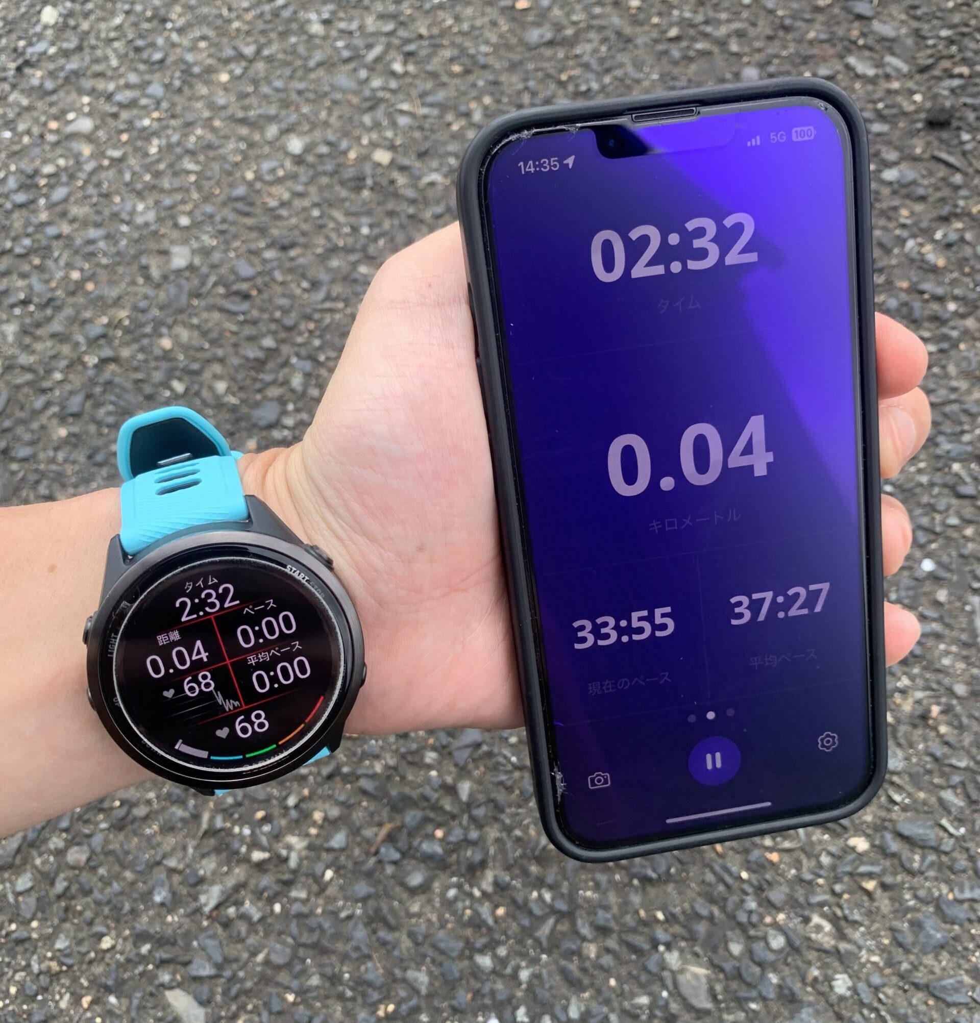 屋外でGarmin 570とRunkeeperのナイトモードを表示したスマートフォンの画面を比較している様子