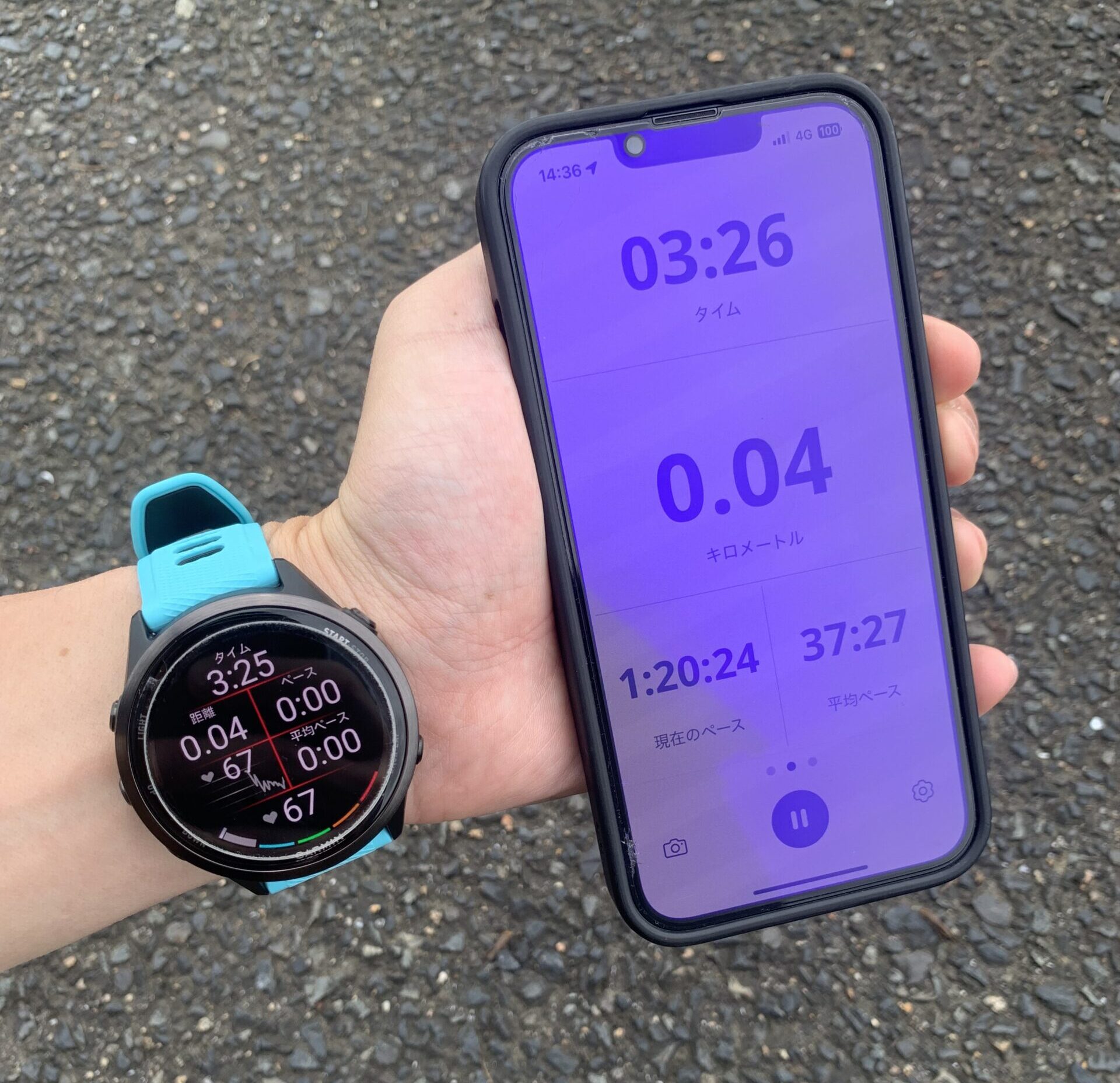 屋外でGarmin 570とRunkeeperのデイモードを表示したスマートフォンの画面を比較している様子