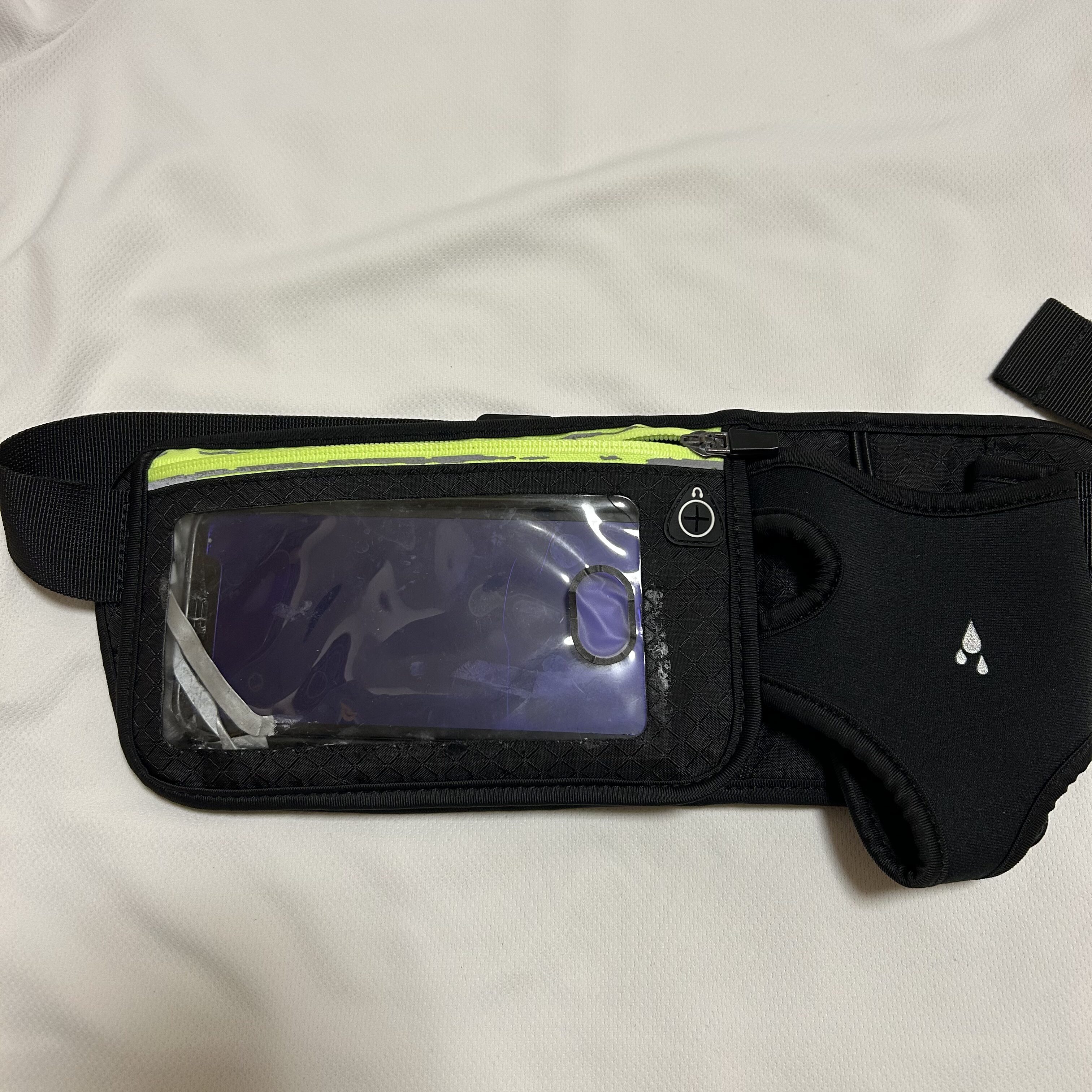 以前使用していたランニング用スマホポーチ 太ももに当たりやすいウエストポーチ型