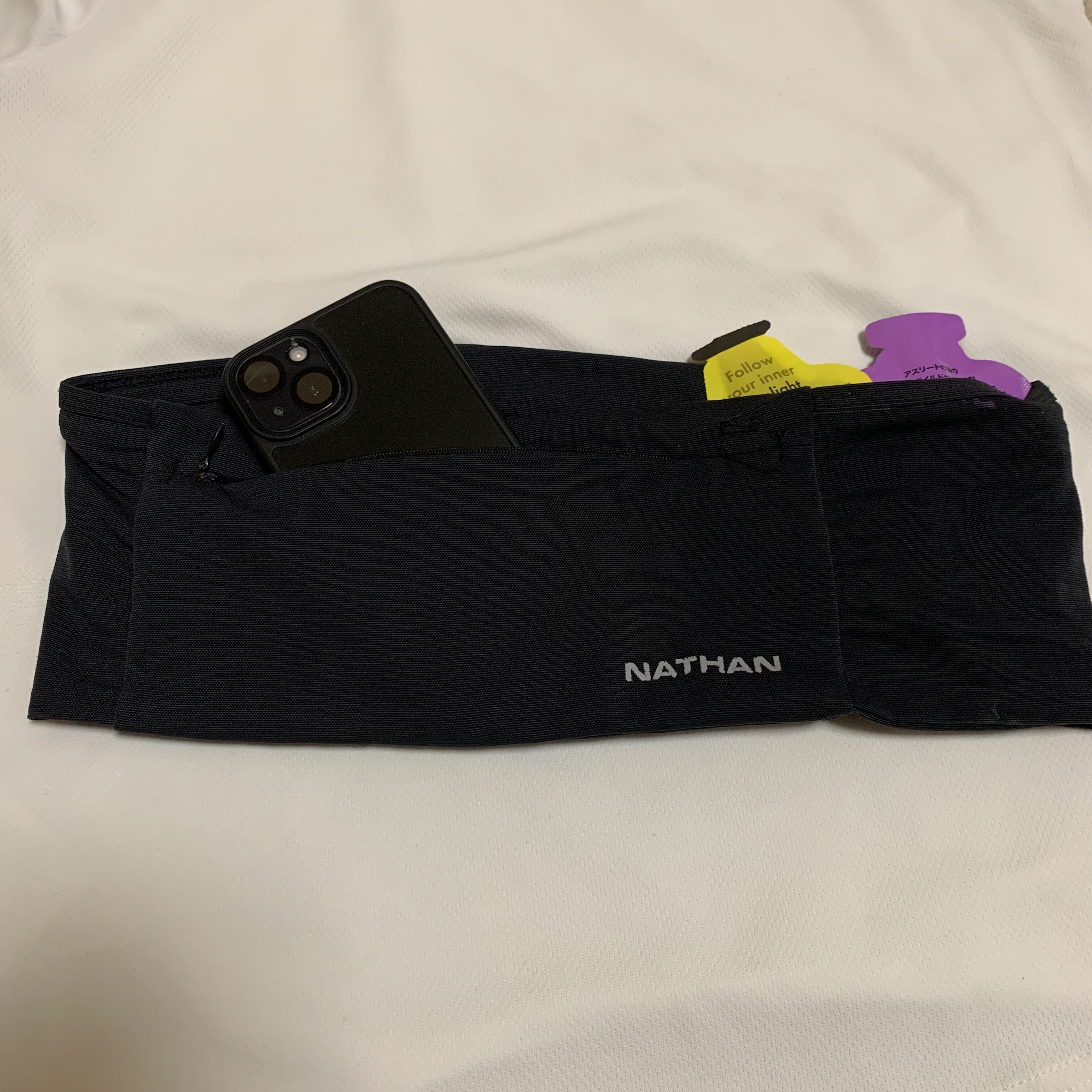 ネイサン ジップスター マックスにiPhone14とジェルを収納した状態