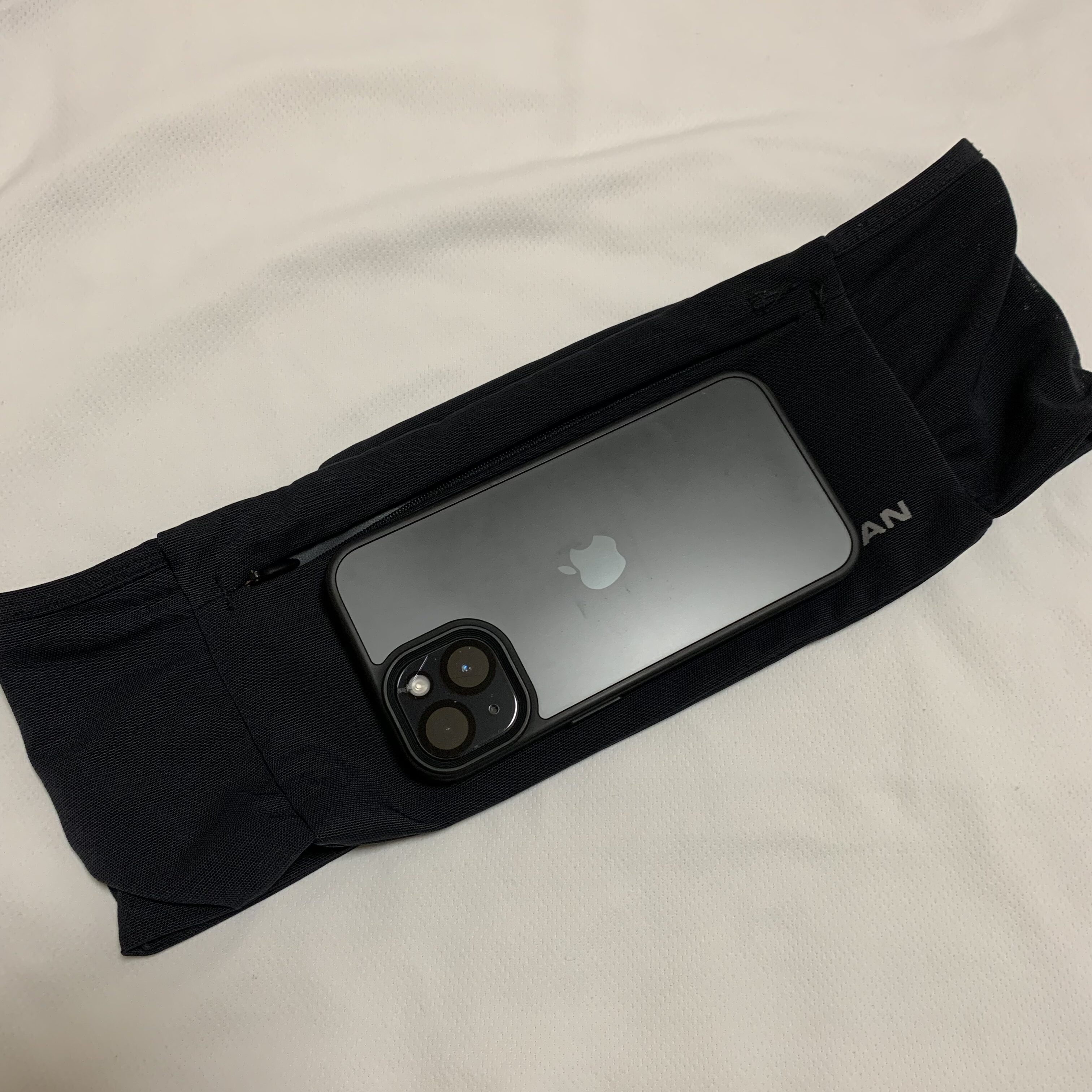 ネイサン ジップスター マックスにiPhone14を収納した状態