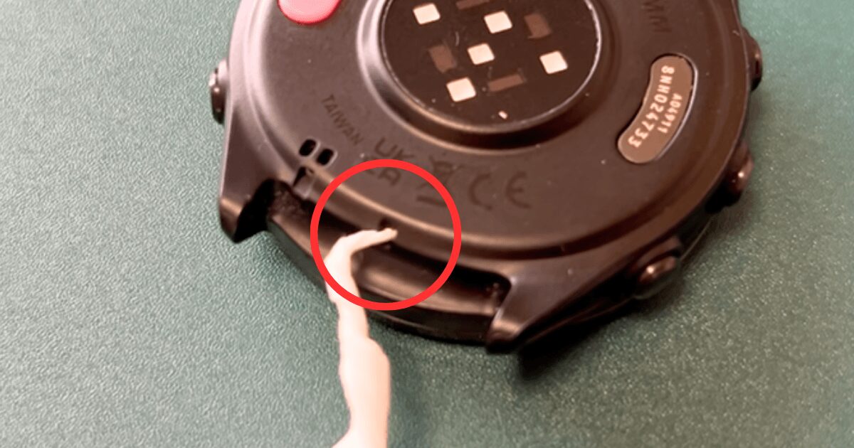 570の盤面裏の穴にねじったティッシュを入れている様子の写真